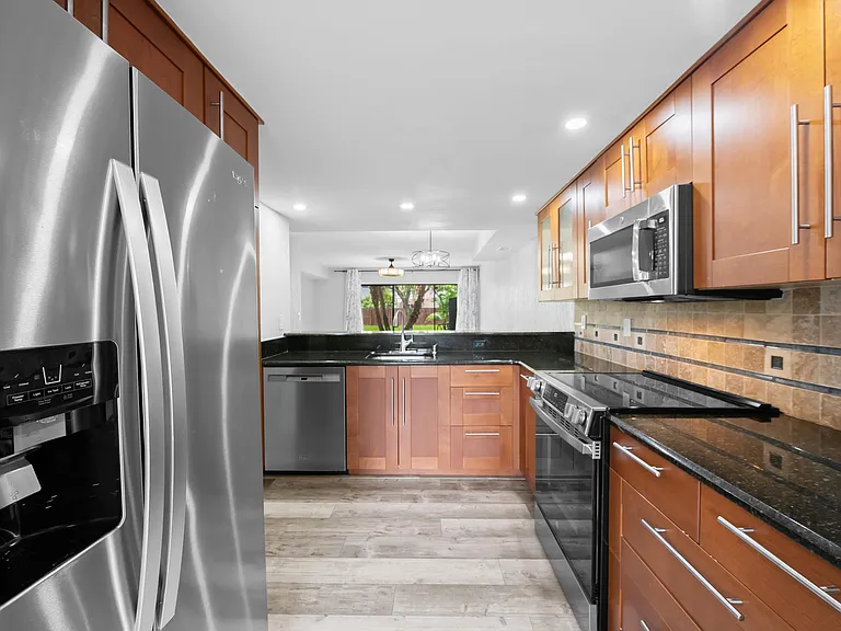 4221 SW 71st Way #4221 — Photo 4