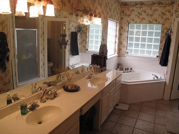 2nd image of 2105 Briarwood Dr