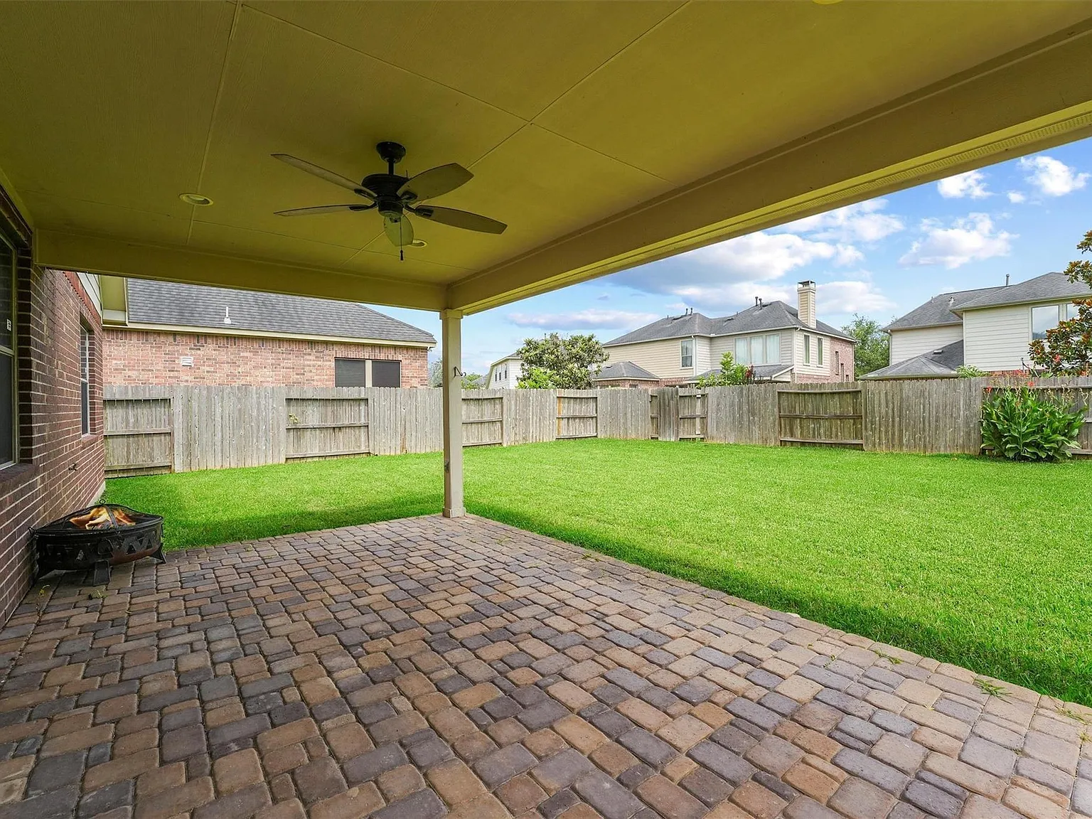 4 bed, 2.5 bath, 2415 sqft, $2,400 — Photo 3