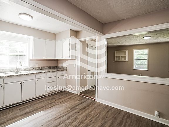923976_005_kitchen_5.jpg