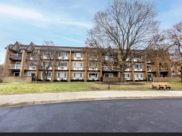 360 Claymoor Rd #3-D, Hinsdale, IL 60521