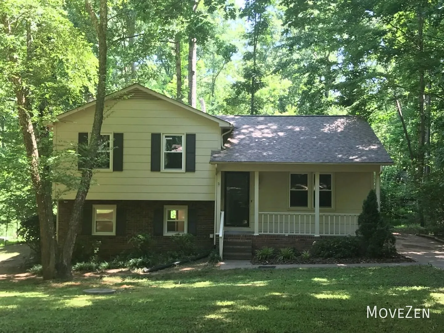 5408 Bridle Ridge Dr Pfafftown, NC 27040 Charming Home with Large Yard and Beautiful Deck — Photo 2