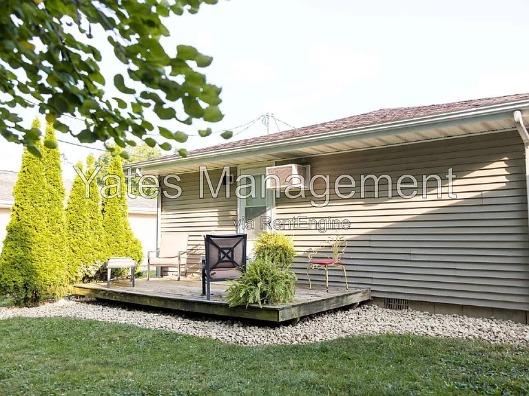 1121 E Lincoln St — Photo 12