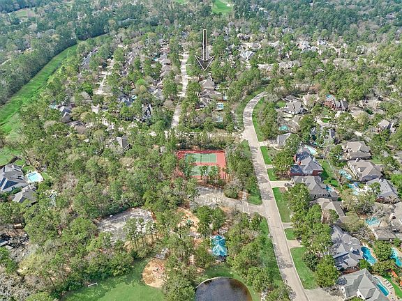 3rd image of 18 Gallant Oak Pl