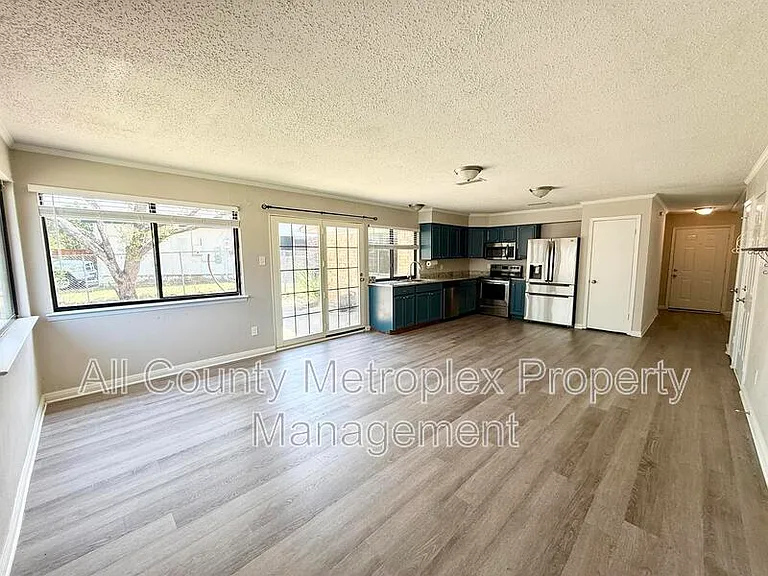 2107 Rockwood Dr — Photo 3