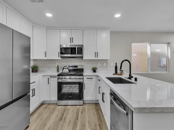 10373 Midnight Iris St, Las Vegas, NV 89183