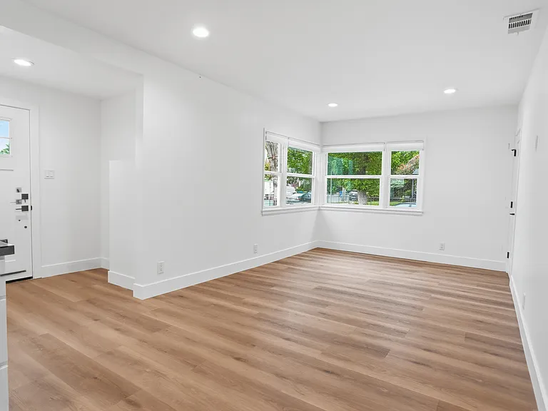 5656 Cartwright Ave — Photo 11