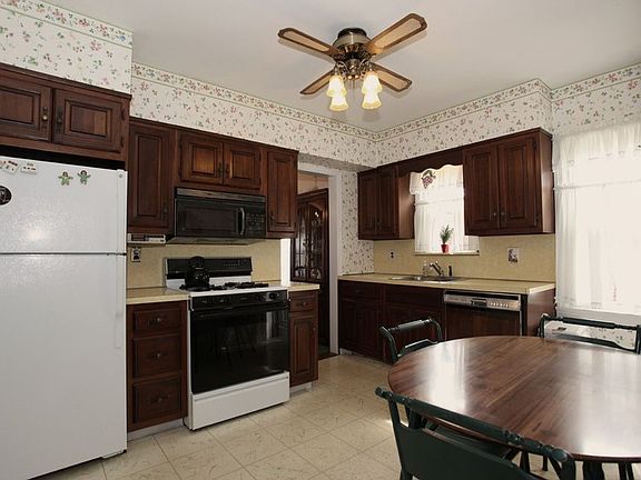 4th image of 19 Flower Ln