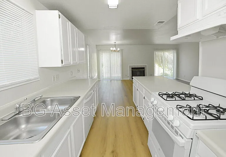 810 3rd St — Photo 6