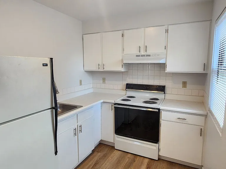 Lincoln Manor Apartments — Photo 6