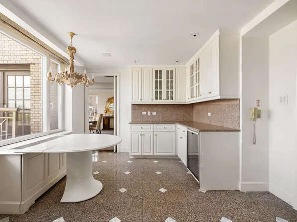 1049 5th Avenue image 7 of 12