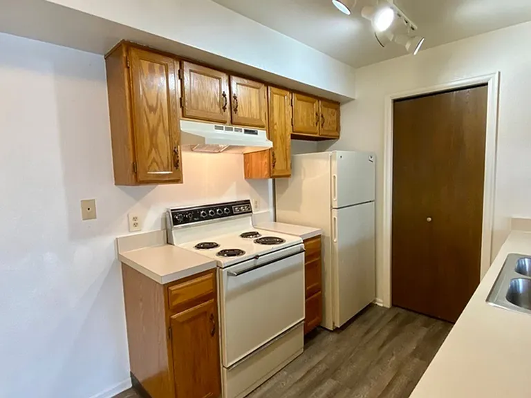 551 W Prentice Ave — Photo 4
