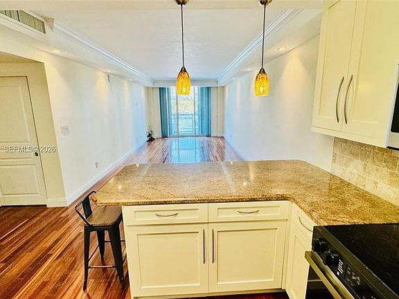 4th image of 19390 Collins Ave APT 307