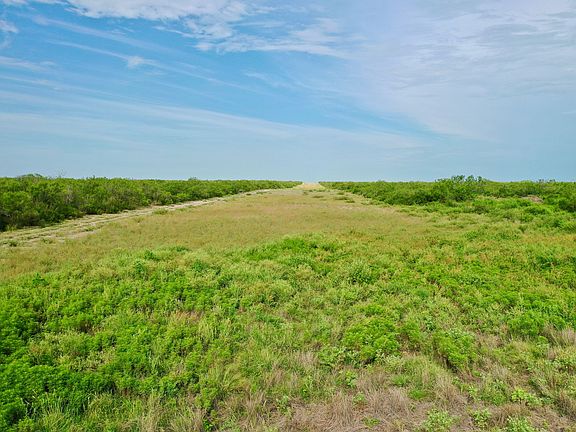 4th image of 3 100/acres McMullen County San Jose Crk