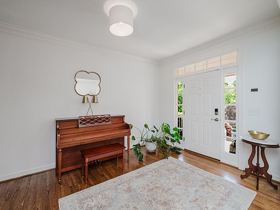 4th image of 1010 Park Hill Dr
