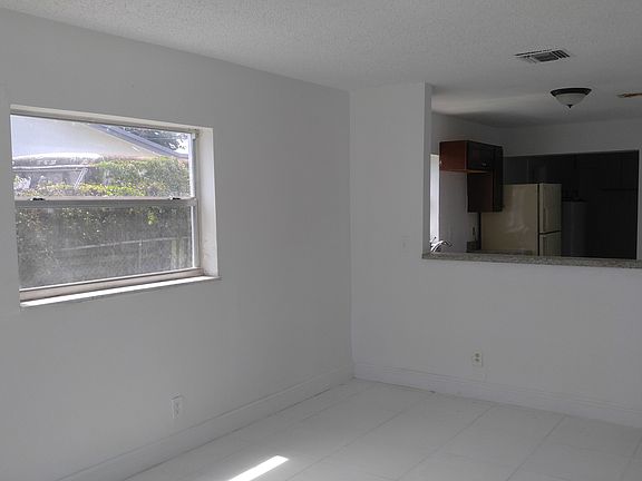 4th image of 507 NW 1st Ter