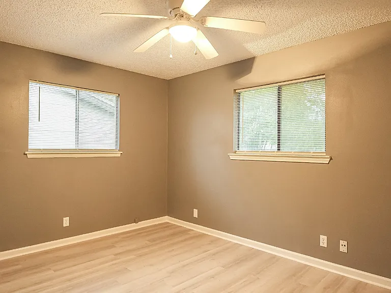 209 Royal Dr — Photo 10