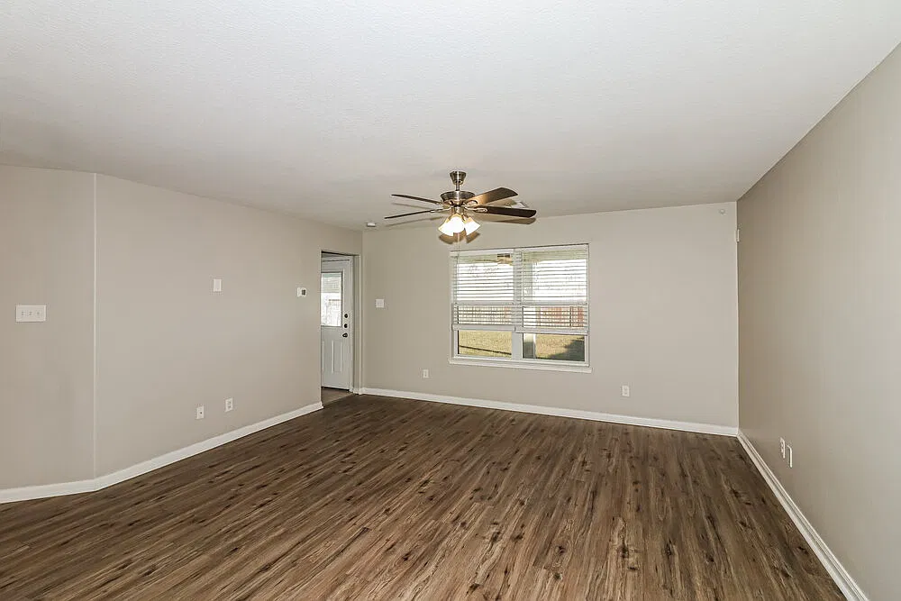 3 bed, 2.0 bath, 1393 sqft, $1,920 — Photo 4
