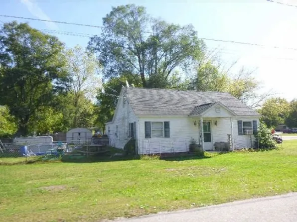 725 S 1st St, Chesaning, MI 48616