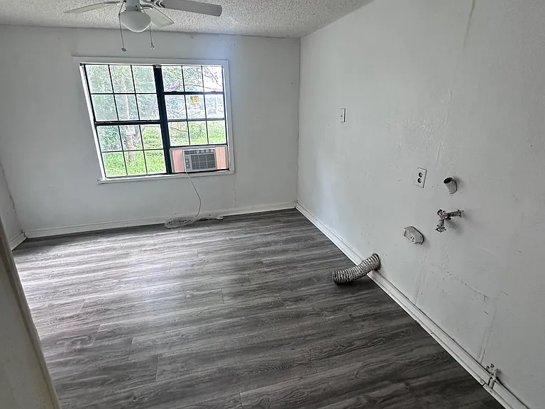 929 Anderson St — Photo 6