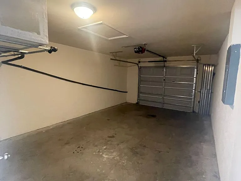 1044 NE 8th Pl — Photo 3
