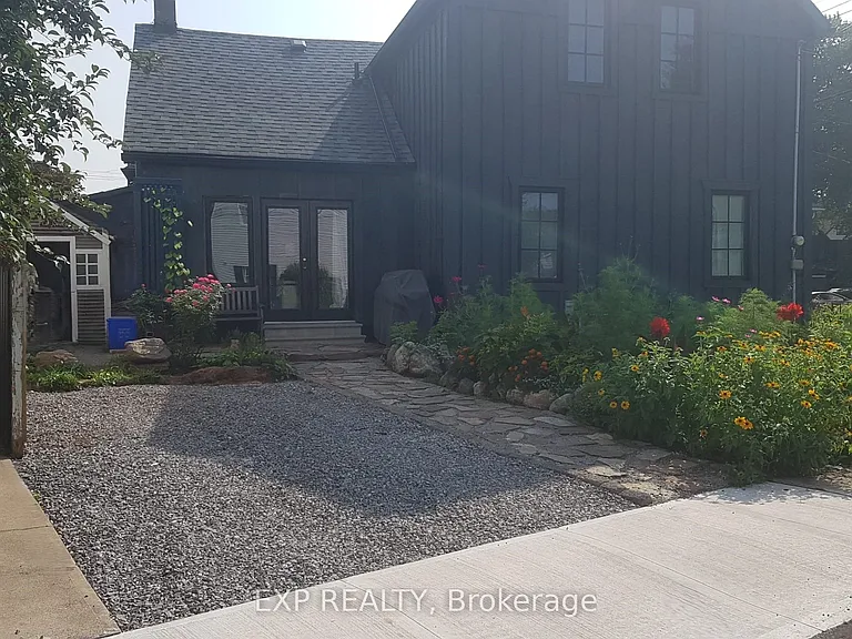 446 Macnab St N — Photo 2