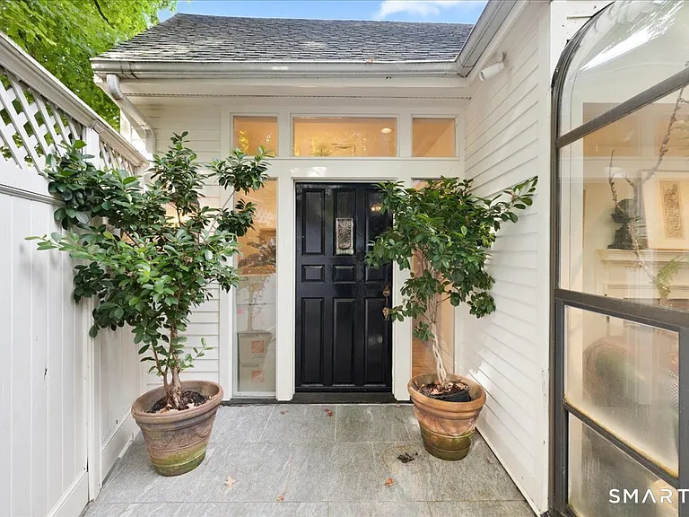 281 Pequot Ave — Photo 2