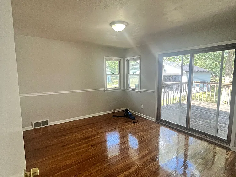 5203 Henry St — Photo 9