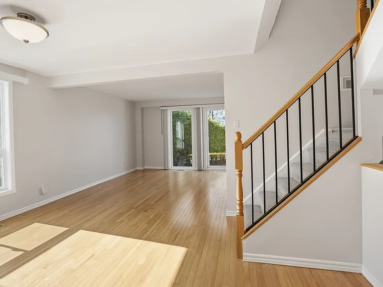 7922 Decarie Dr — Photo 3
