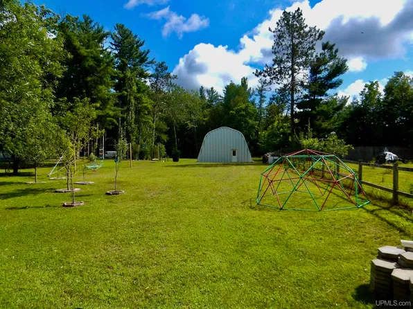 W Tennant Rd, Manistique, MI 49854