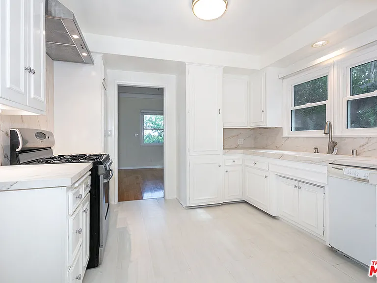 2536 Roscomare Rd — Photo 6