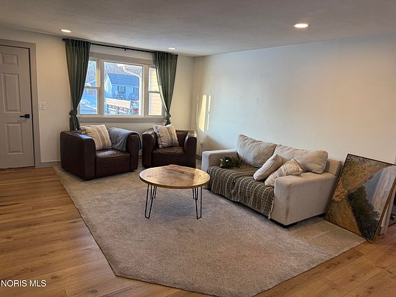 2nd image of 851 Anthony Wayne Blvd