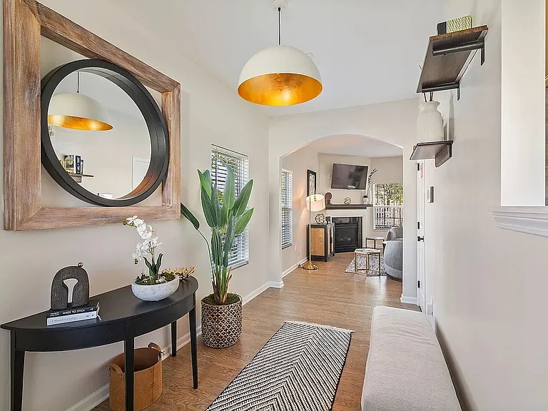 101 Roundhouse Ln — Photo 2