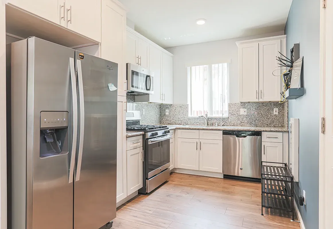 3 bed, 980 sqft, $4,200 — Photo 2