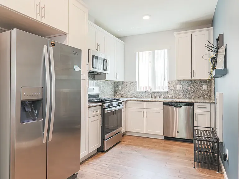 1261 W 36th Pl #3 — Photo 2
