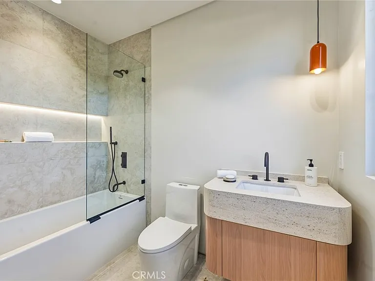 4900 Valjean — Photo 39