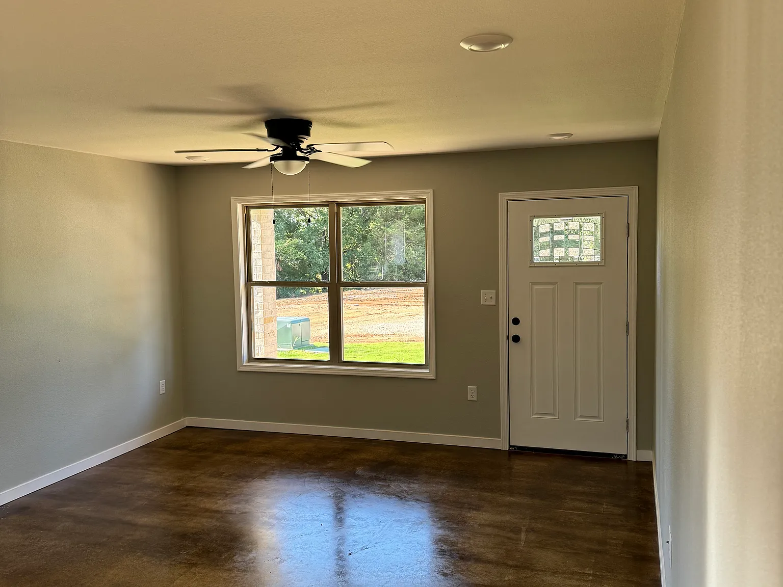 3 bed, 1300 sqft, $1,300 — Photo 2