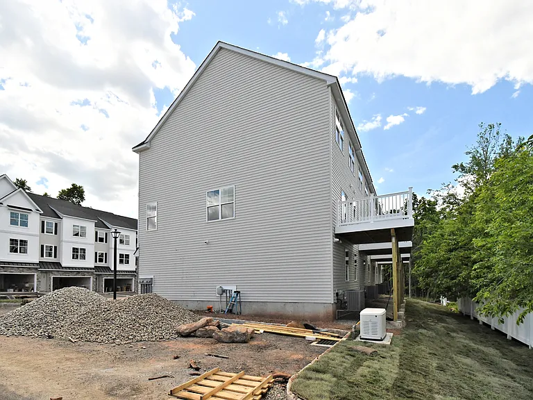 101 Hatfield Vlg — Photo 43