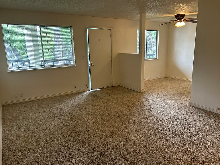 2-Bedroom Unit
Living Room