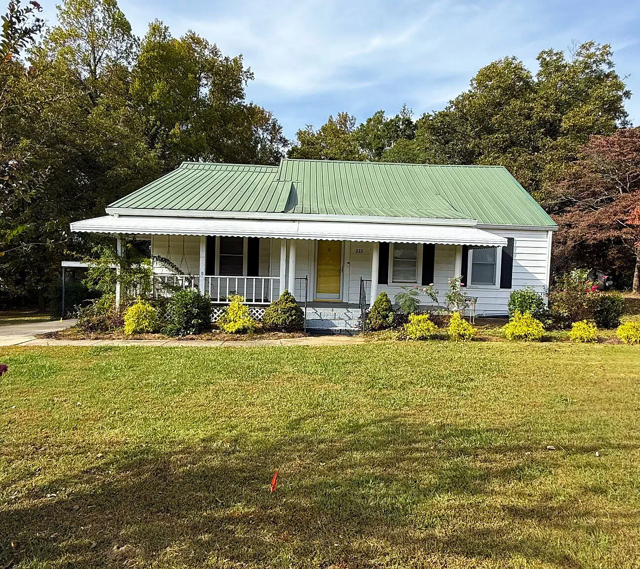 3 bed, 2.0 bath, 1511 sqft, $2,300 — Photo 1