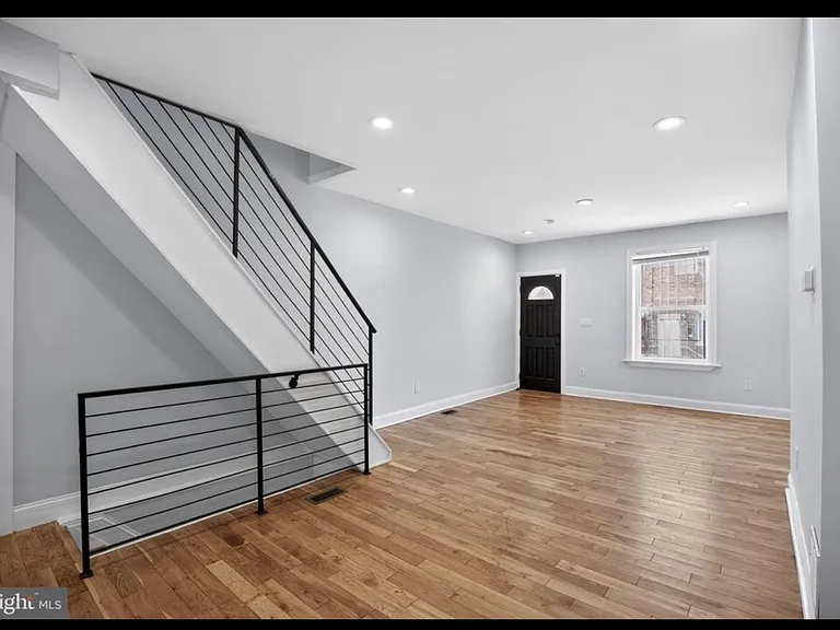 2505 S Sheridan St — Photo 2