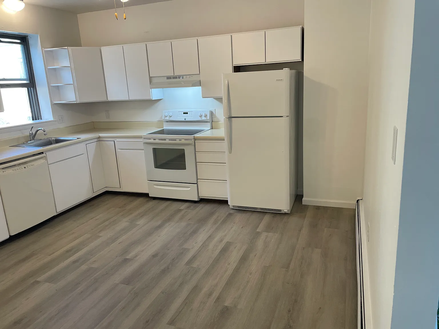 671 Ferry St — Photo 3