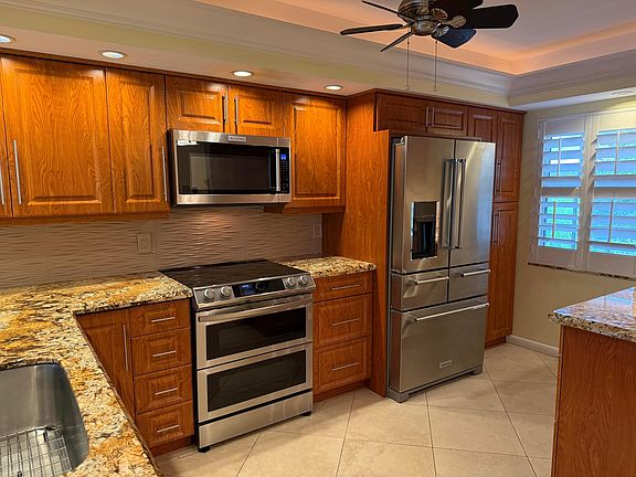 3rd image of 3930 Oaks Clubhouse Drive #408