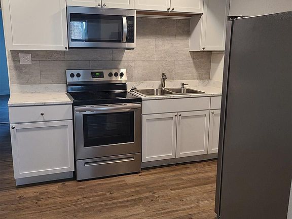 2nd image of 1177 E Lloyd St #209