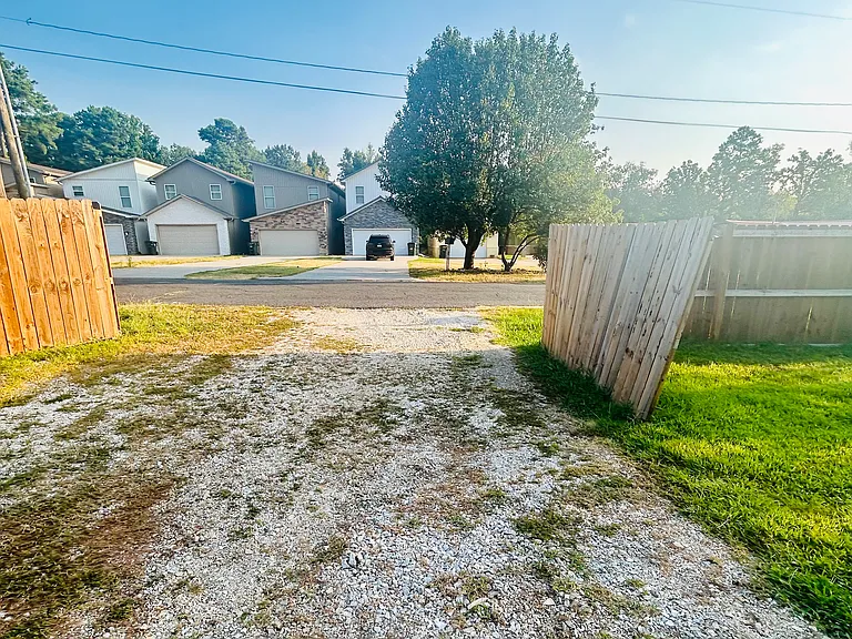 220 Long Beach Dr — Photo 32