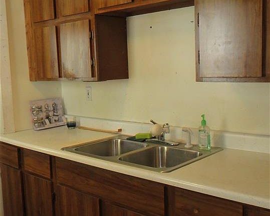 5th image of 1104 E Adams Ave