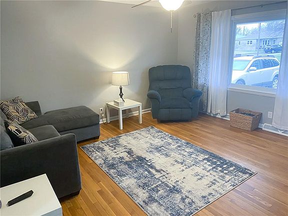 3rd image of 307 E Meadow Ct