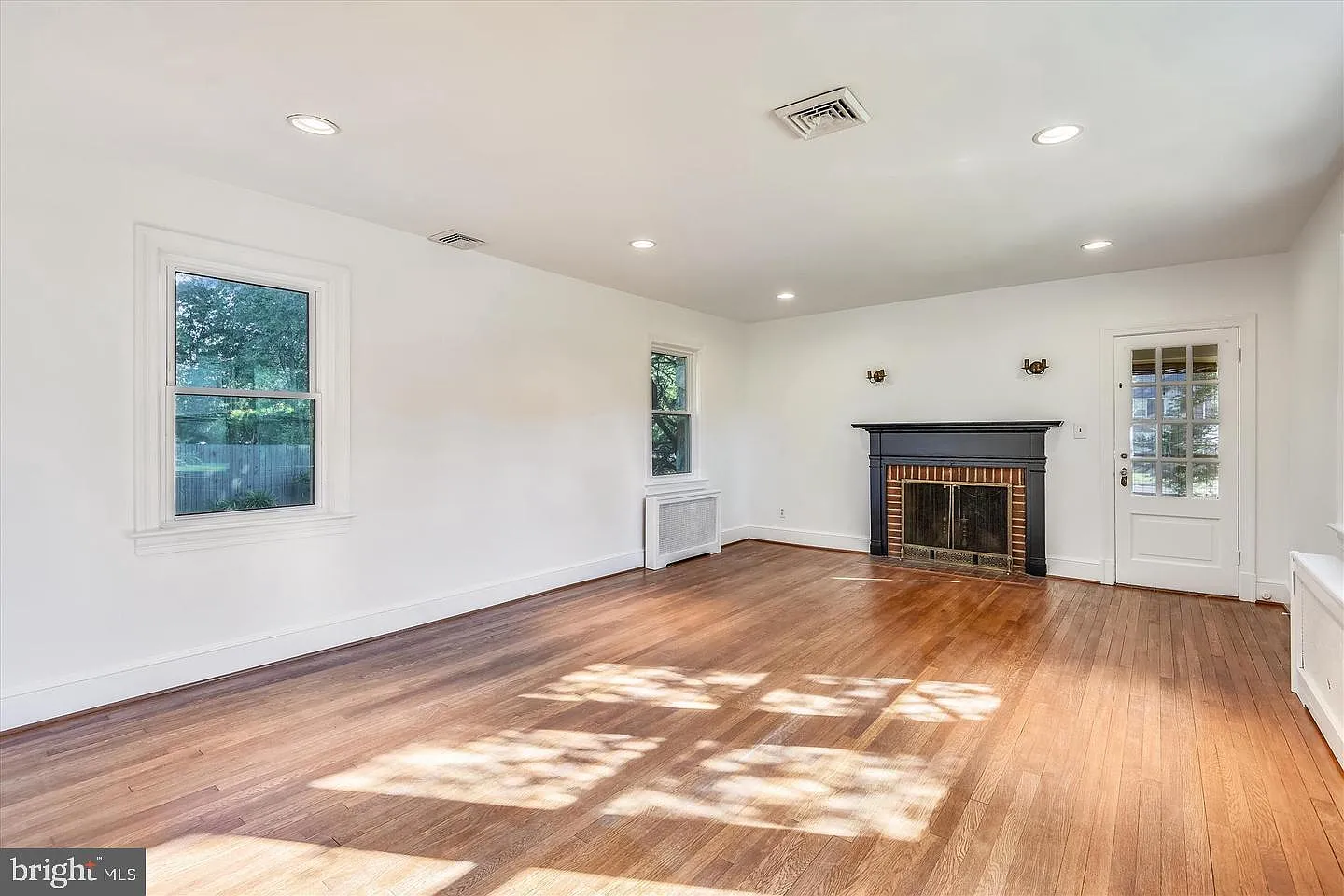 4 bed, 4.0 bath, 3451 sqft, $6,000 — Photo 2