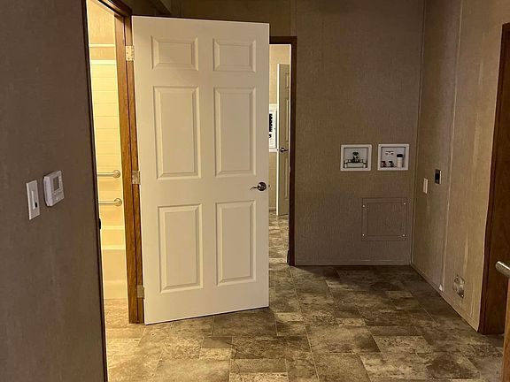 washer/dryer hookups/Masterbath