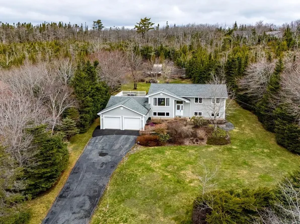 122 Bayview Dr, Halifax, NS B3T 1Z1